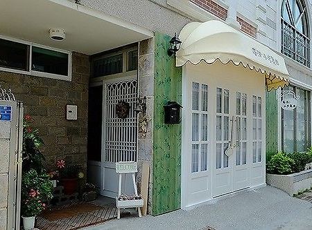 Southern France Menuetto Hotel Tainan Exterior photo
